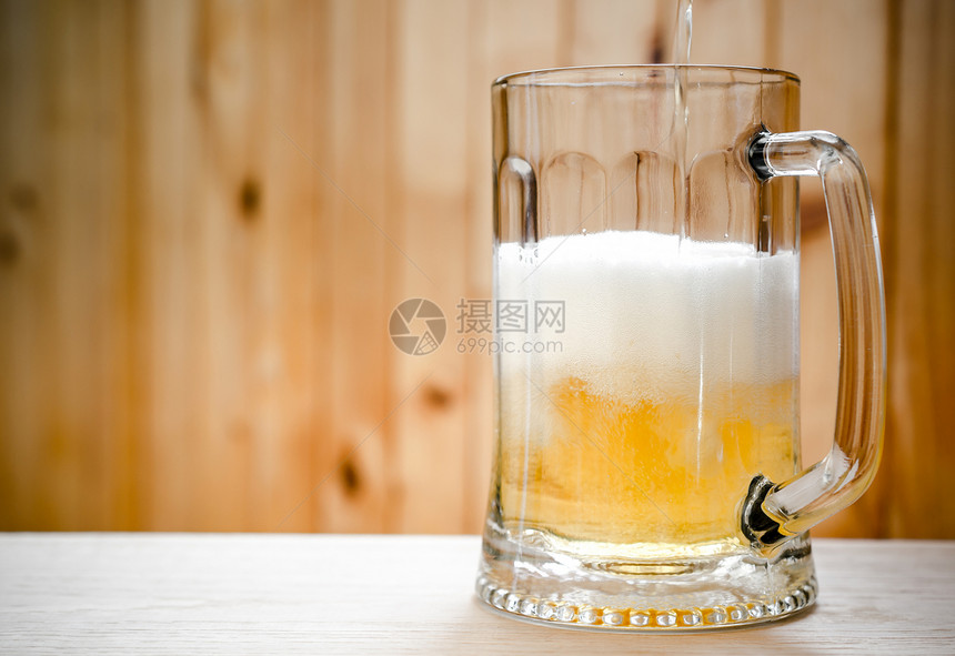 木背景的啤酒杯图片
