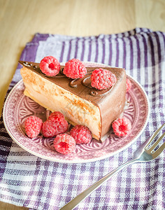 巧克力蛋糕装饰与新鲜草莓图片