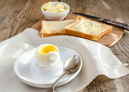 木制桌上烤鸡蛋和面包高清图片