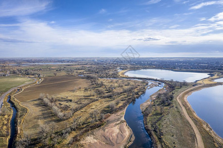 布莱顿科罗拉多州布赖顿上方南普拉特河带有早春风景的空中观察背景