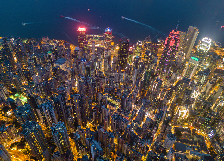 香港市心空景象亚洲智能城市的金融区和商业中心夜间摩天大楼和高层的顶景象图片