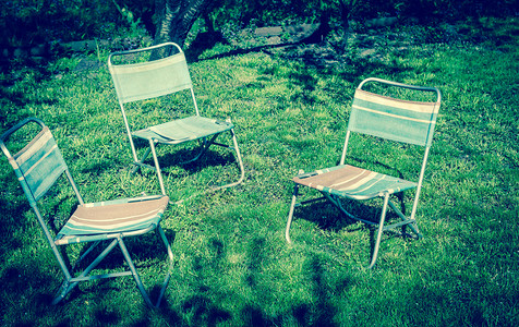 草坪上的三张椅子图片