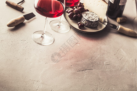 混凝土背景红酒和奶酪复制空间图片