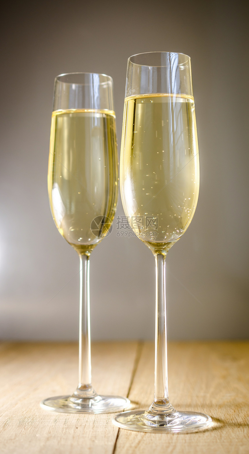 两杯香槟图片