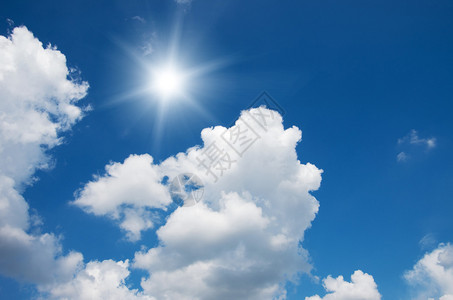 蓝色天空中的太阳图片