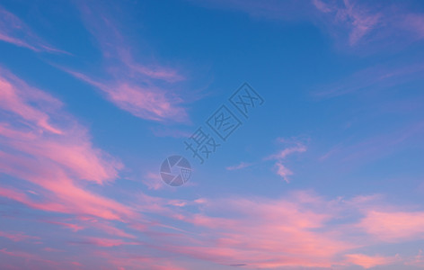 有粉色云的日落天空图片