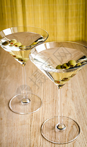 两杯橄榄马提尼鸡尾酒图片