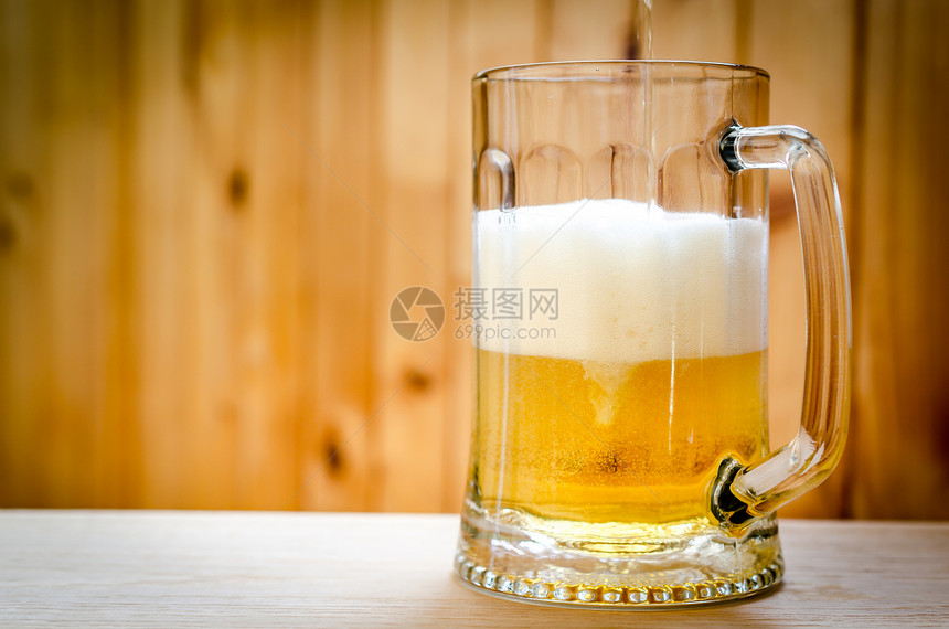 木背景的啤酒杯图片