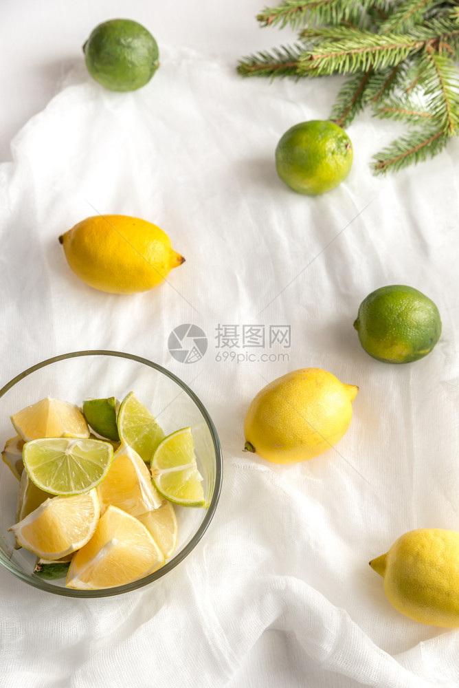 白色背景的柠檬和石灰图片