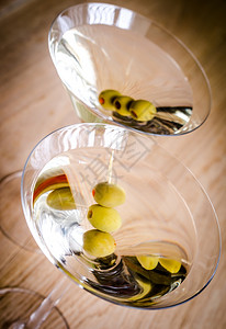 两杯橄榄马提尼鸡尾酒顶端风景图片