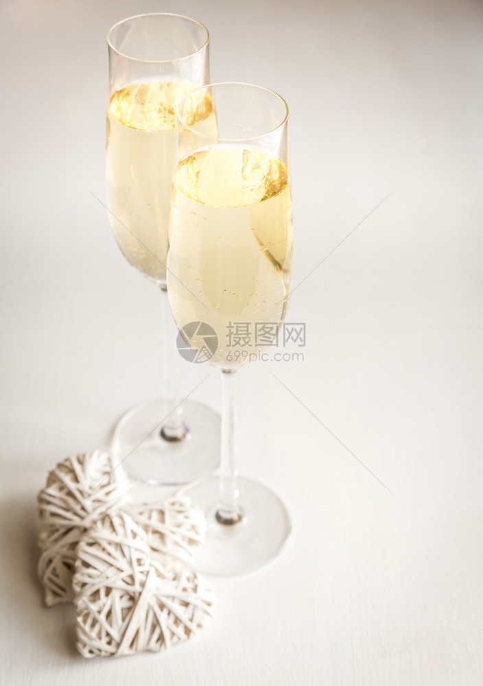 两杯香槟加蜡烛图片