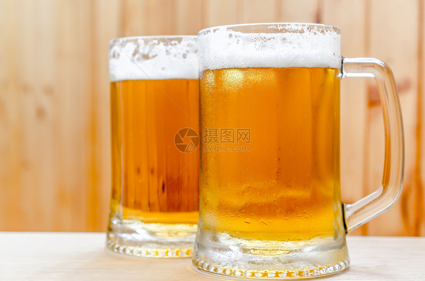 木制背景的两杯啤酒图片
