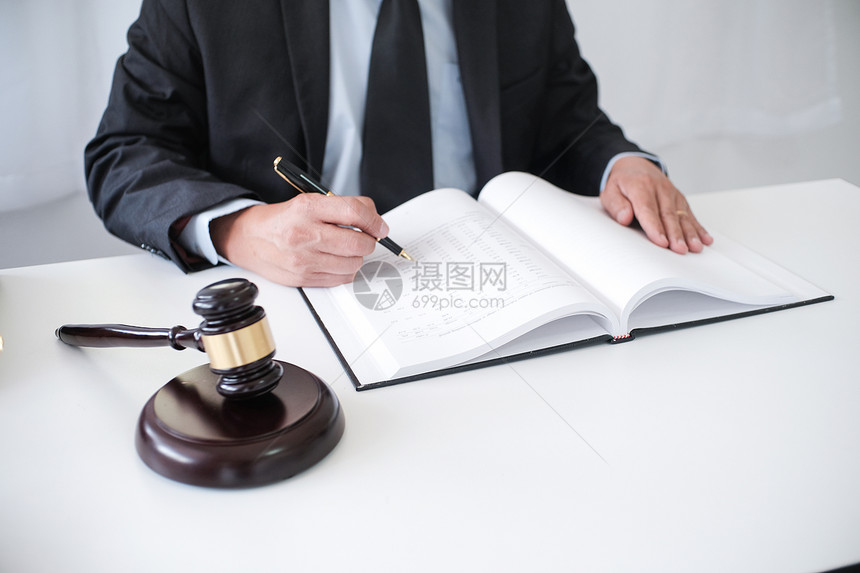 法律顾问向客户提出一份与手架和法律签订的合同司法和律师概念图片