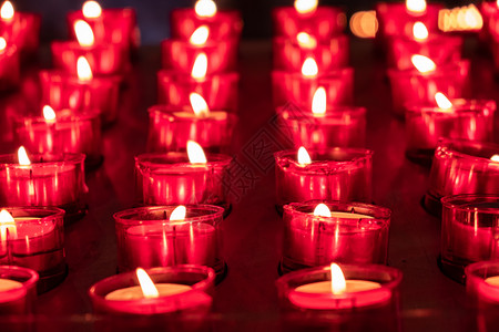 红蜡烛在黑暗中发光宗教环境中拍摄图片
