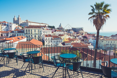 葡萄牙Alfama区里斯本市天线风景街道咖啡桌图片
