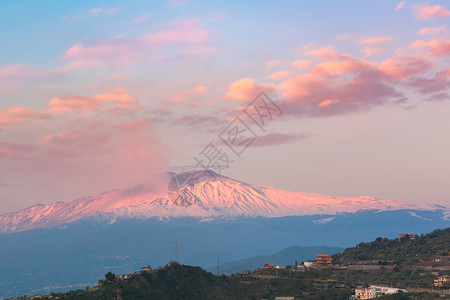 谁米娜从西里岛Taormina看到日出时意大利西里埃特纳山背景