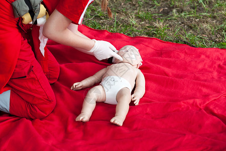 婴儿CPR模拟急救培训图片