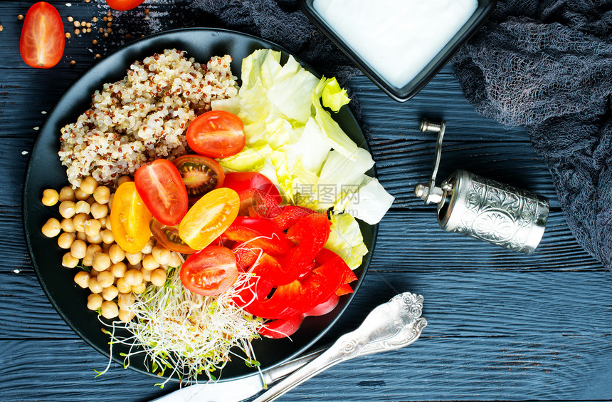 素食蔬菜和盘子里的quinoa图片