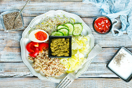 健康的素食沙拉蔬菜奇诺亚鸡皮沙拉叶健康的布丁碗沙拉图片