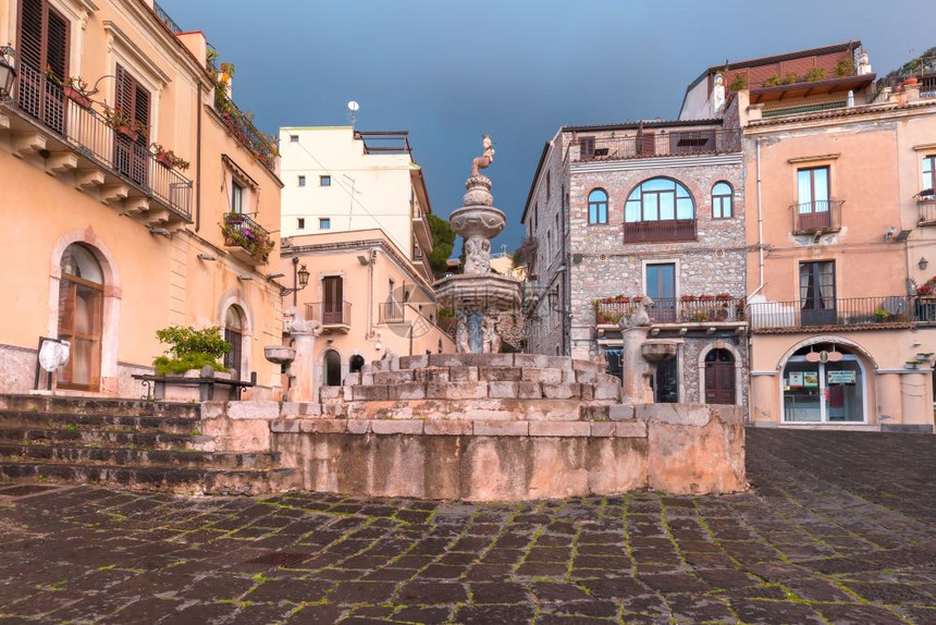 在意大利西里岛Taormina的Duomo广场的Duomo广场上喷泉图片