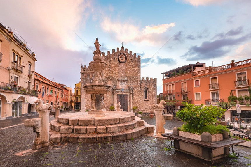 意大利西里岛Taormina的Daormina大教堂和TaorminaDuomo广场喷泉雨天之夜意大利西里岛Taormina的D图片