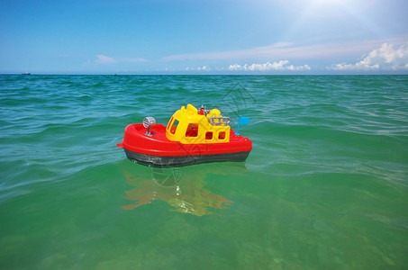 玩具船和海浪概念设计图片