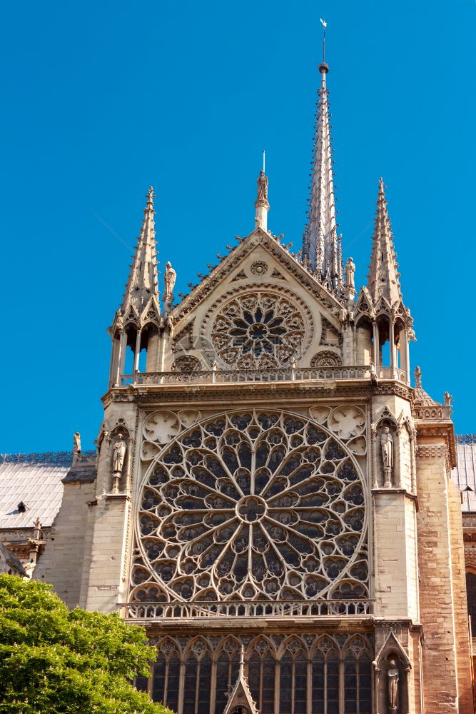 2019年在法国巴黎发生的火灾中被摧毁圣母院教堂圆窗和南楼图片