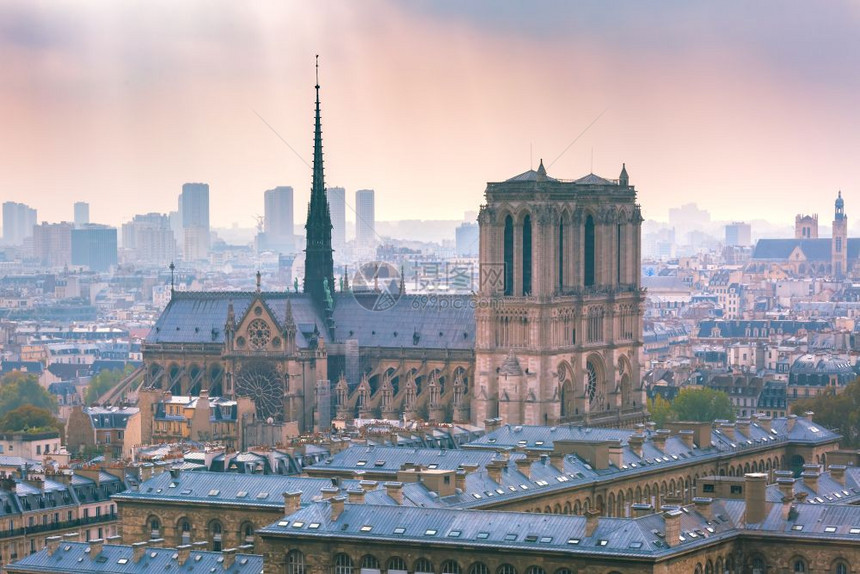巴黎与圣母大教堂的视野在一个阴云的天法国空中观巴黎图片
