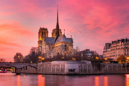 巴黎圣母院大教堂上空的光辉日落于2019年在法国巴黎2019年的一场火灾中被摧毁背景图片