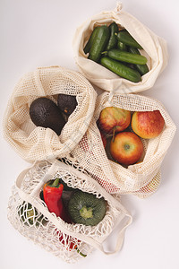 棉花生态袋中的新鲜有机水果和蔬菜平铺图片