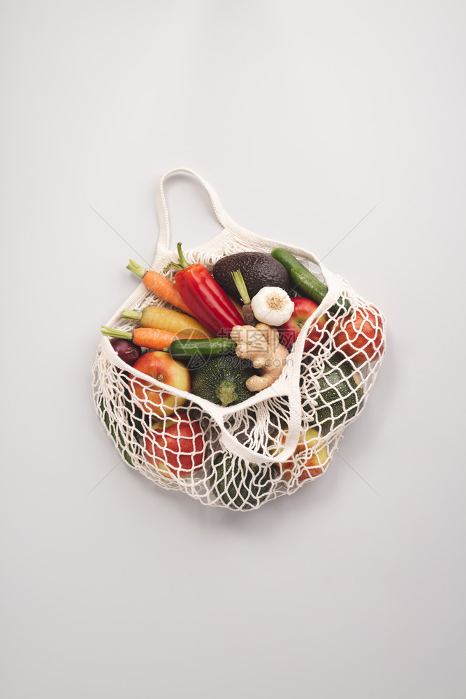 零废物概念新鲜有机水果和蔬菜在网状纺织品袋中图片
