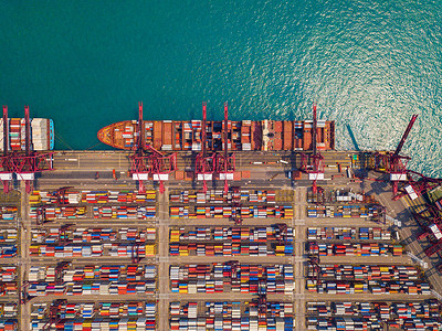 集装箱货运船在城市进出口业务和物流国际货进出口业务中的空最高视野由起重机在香港维多利亚向口运输背景图片