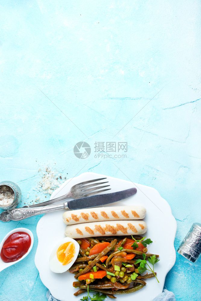 餐桌上的香肠和蔬菜图片