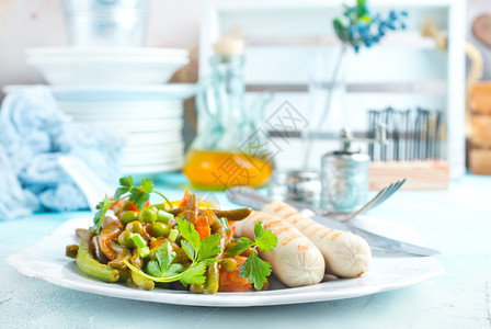 餐桌上的香肠和蔬菜背景图片