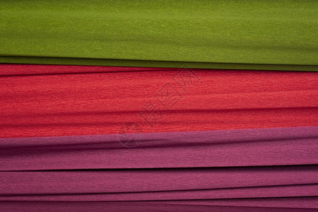 红色绿和紫crepe纸带皱纹的背面图片