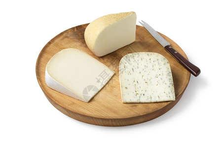 木板有多种白背景孤立的Dutsh山羊奶酪图片