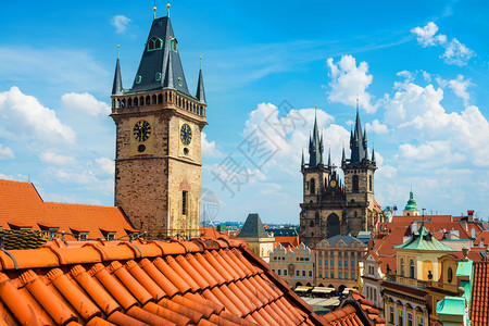 布拉格天文时钟和通教堂视图背景图片