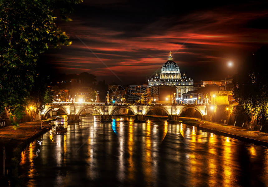 日落时在梵蒂冈附近的圣安热洛桥图片
