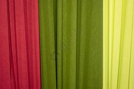 红纸和绿背景带皱纹理图片