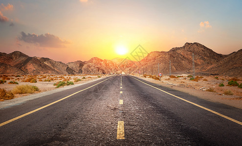 日落时埃及沙漠的公路高清图片