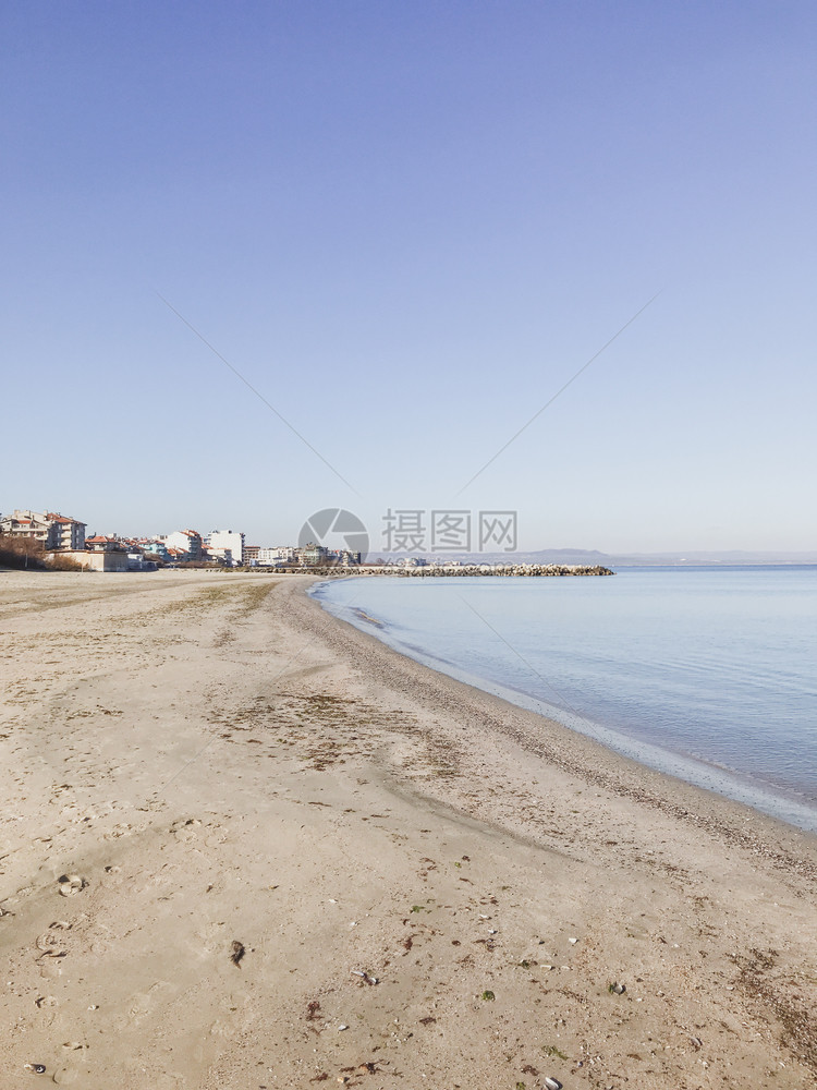 清蓝天空和太阳光的海景图片