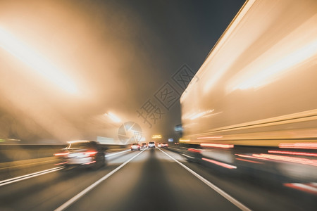 在高速公路上快速行驶的车辆图片