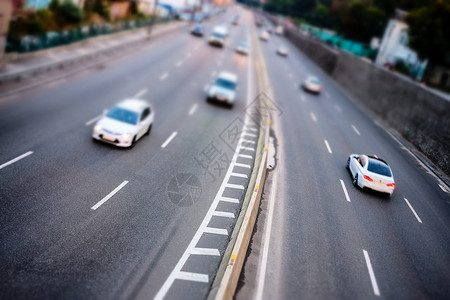 在高速公路上快速行驶的车辆图片