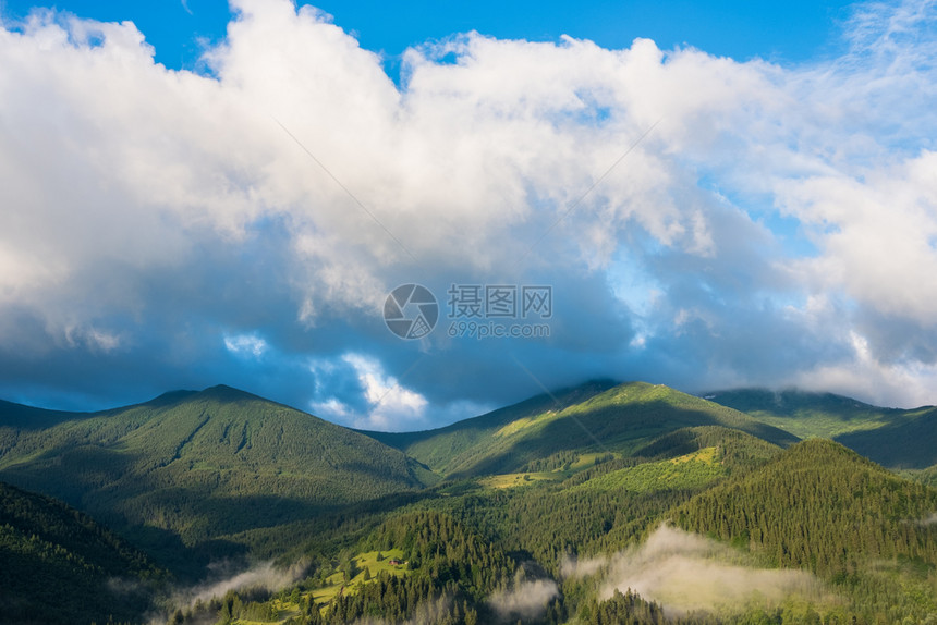 美丽的高山地貌夏季景色阳光灿烂的夏季自然全景美丽的高山地貌夏季景色图片