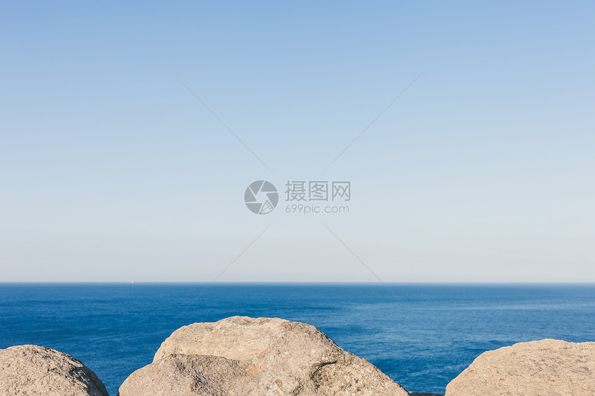 石头岩蓝海水和天空地平线背景自然抽象蓝海水和天空地平线背景图片
