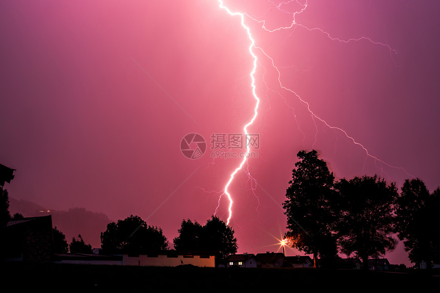 在彩色的天空上闪亮夜晚图片