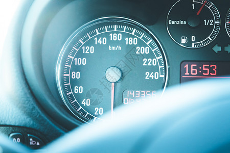 关闭运动车时速计和燃料指标仪表板图片