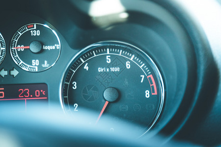 汽车时速计和燃料指标仪表板高清图片