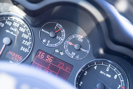 汽车时速计和燃料指标仪表板高清图片