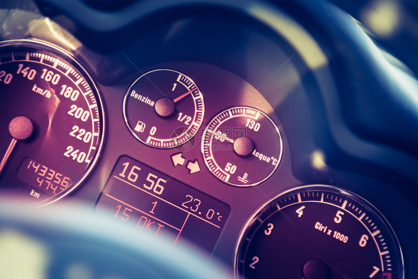 汽车时速计和燃料指标仪表板图片